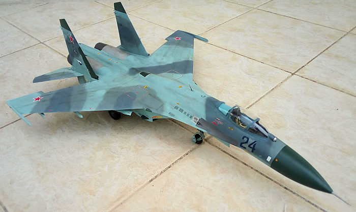 Sukhoi Su27 Flanker B Russian Fighter 1/72 Trumpeter